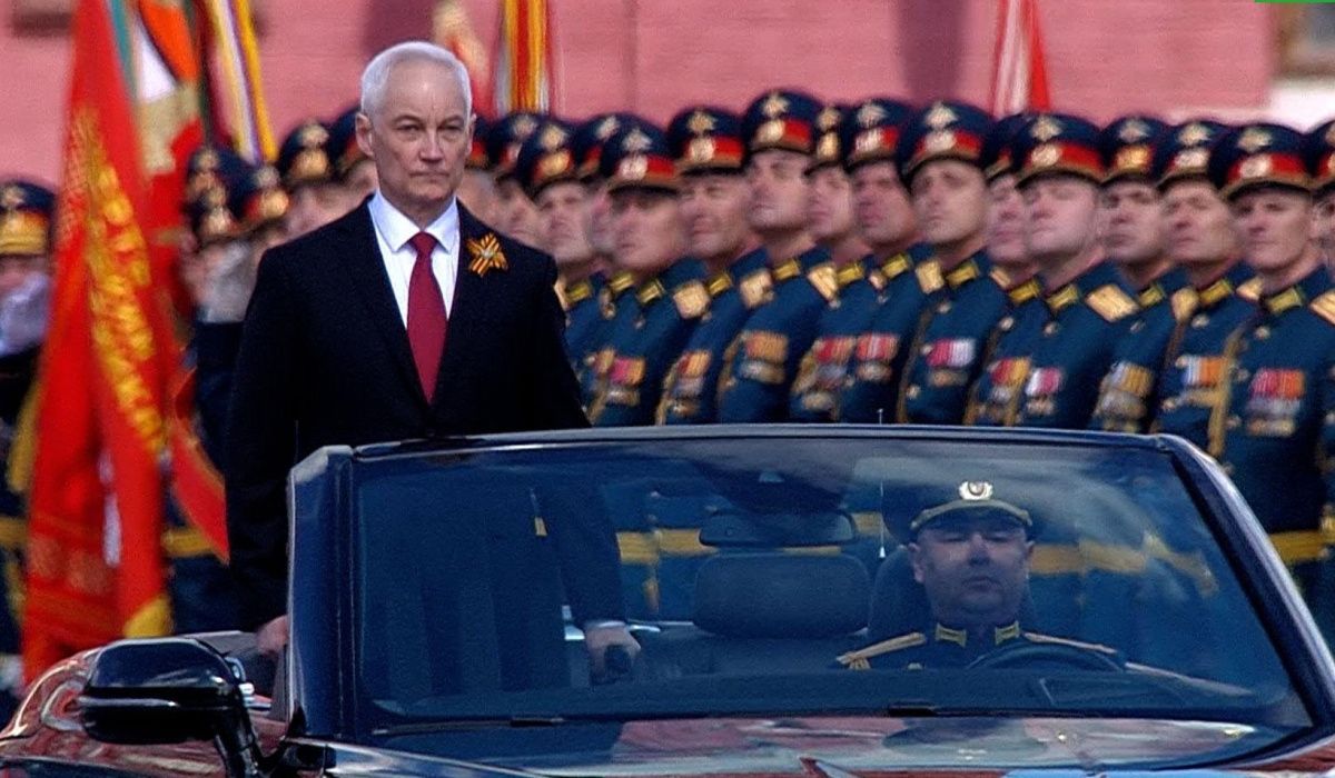 Белоусов в черном костюме возглавил парад Победы