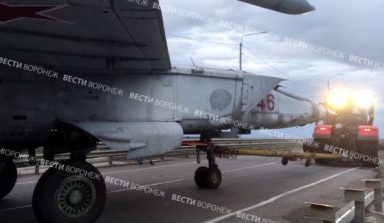 Трактор в Воронеже буксировал сверхвуковой самолёт