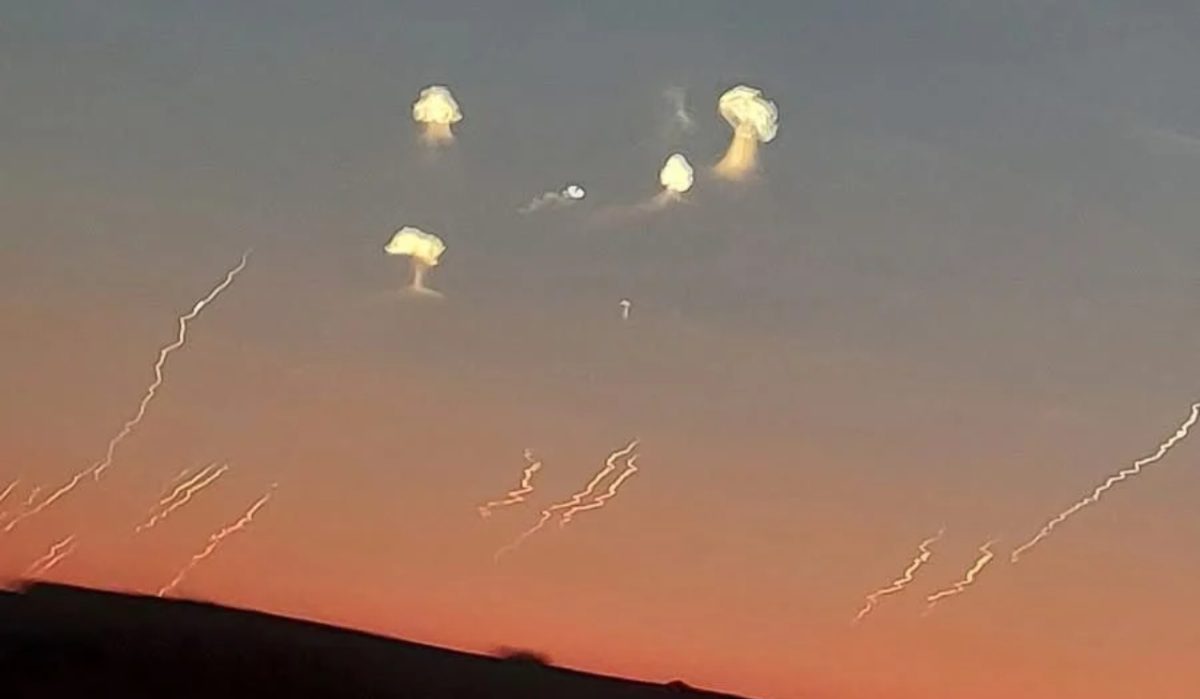 Странные объекты в небе Египта появились на фоне конфликта Ирана и Израиля