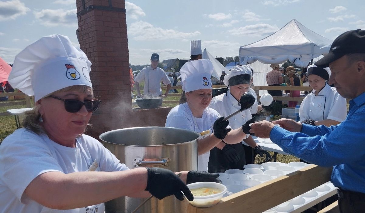 На фестивале &quot;Курица или Яйцо&quot; &quot;Большим бульоном&quot; накормили более 1400 человек