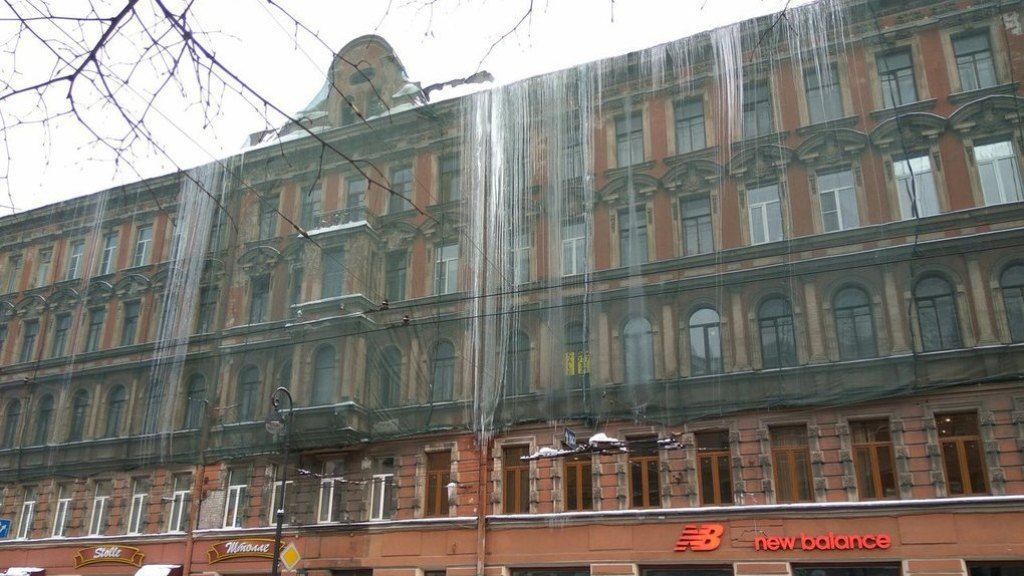 Петербуржцы жалуются на падающие ледяные глыбы