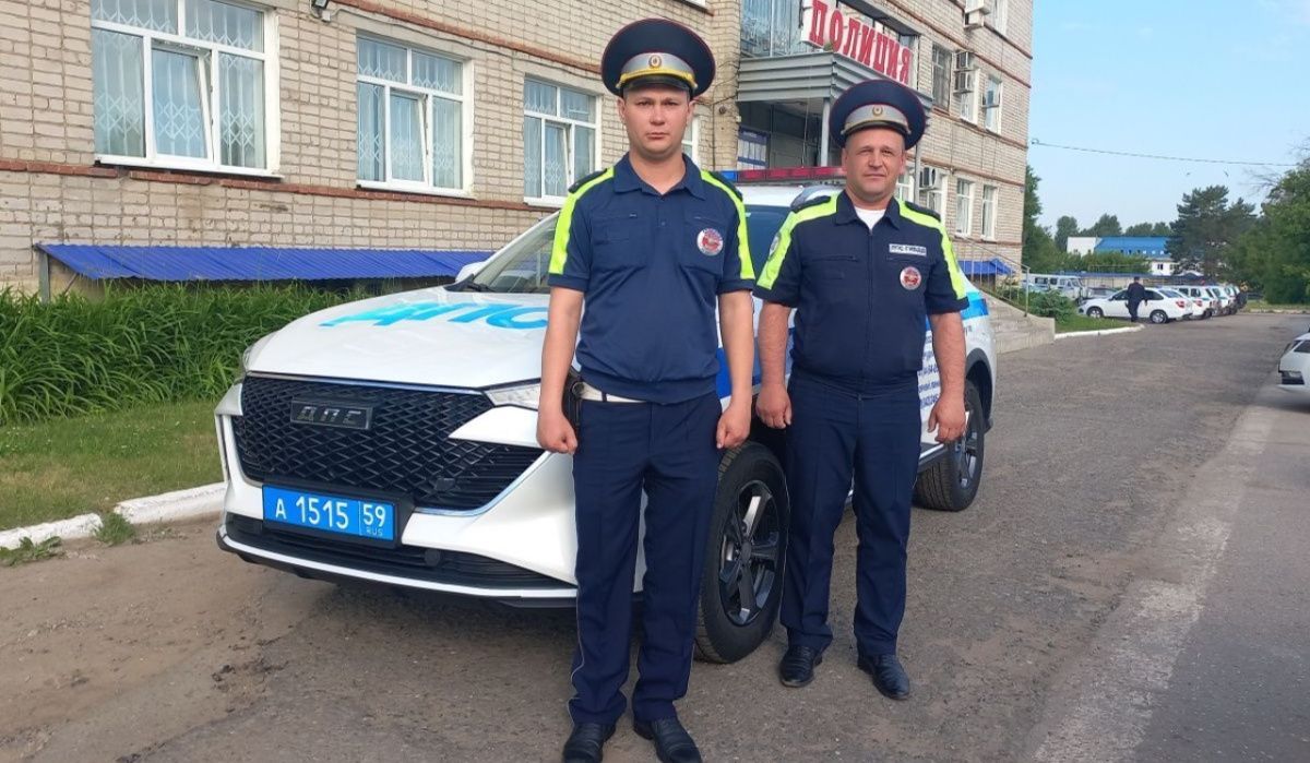 Инспекторы ДПС из Чайковского пришли на помощь водителю в сложной ситуации