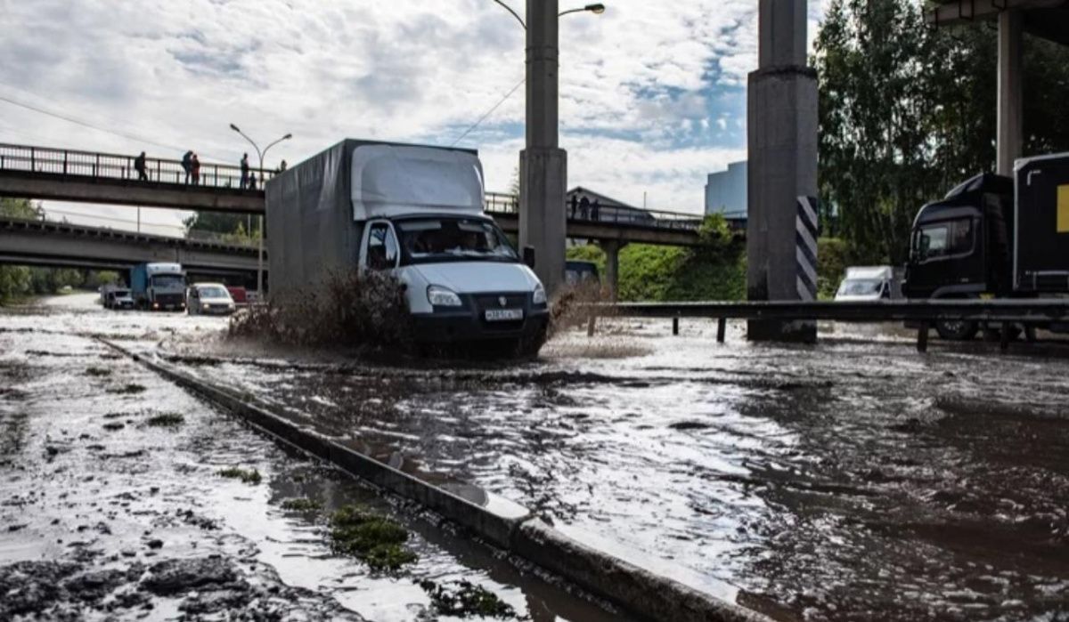 В Екатеринбурге из-за коммунальной аварии затопило улицу