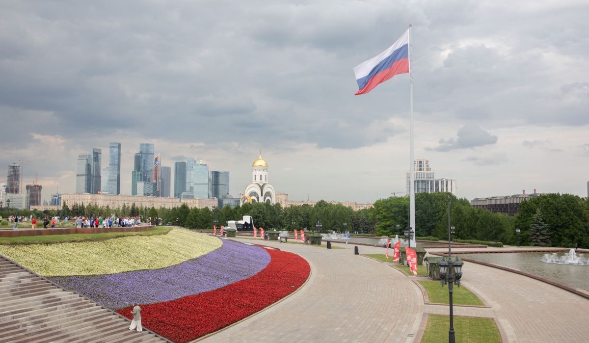 Торжественное поднятие государственного флага в День России у Музея Победы