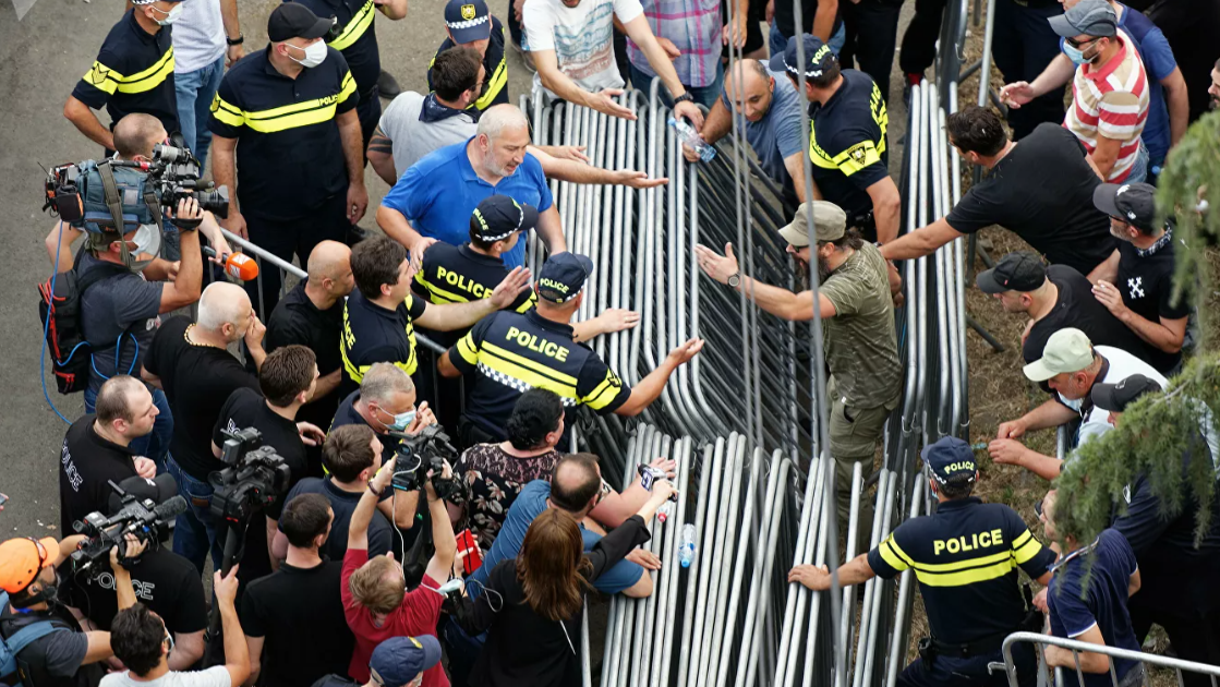 Беспорядки в Тбилиси: противники ЛГБТ бросили бомбу в офис