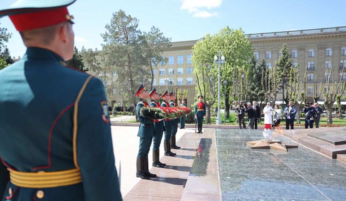 Торжественное зажжение Вечного огня состоялось на Аллее героев в Волгограде