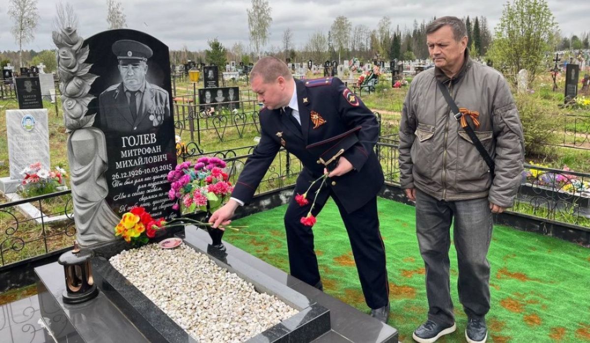 В Чайковском сотрудники полиции чтят память ветеранов ВОв и поздравляют граждан с Днём Победы