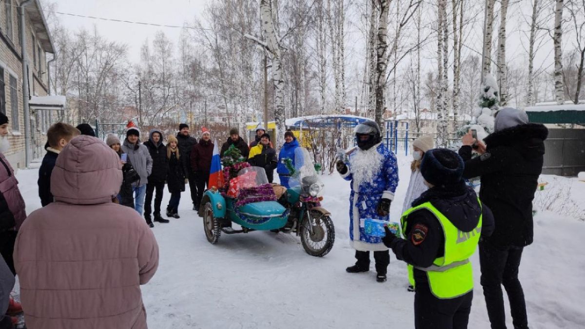 Дед Мороз на мотоцикле побывал в чайковском Центре помощи детям