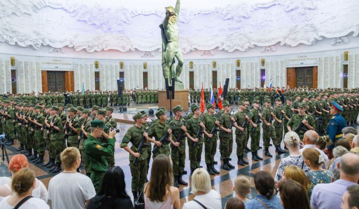 Новобранцы Преображенского полка приняли присягу в историческом Музее Победы