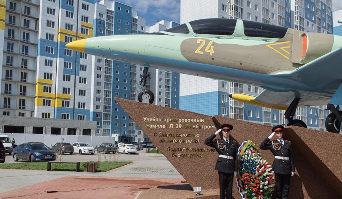 В Воронеже установили памятник военным лётчикам