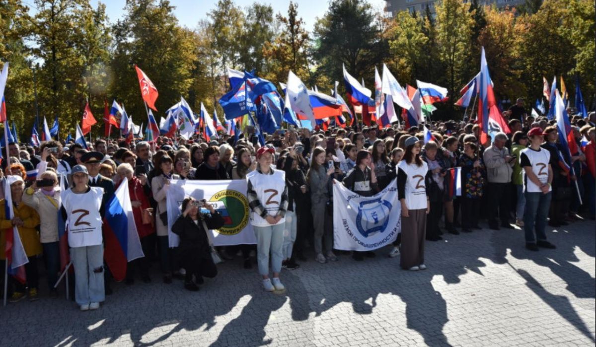 В Новосибирске состоялся митинг-концерт в поддержку Президента России 