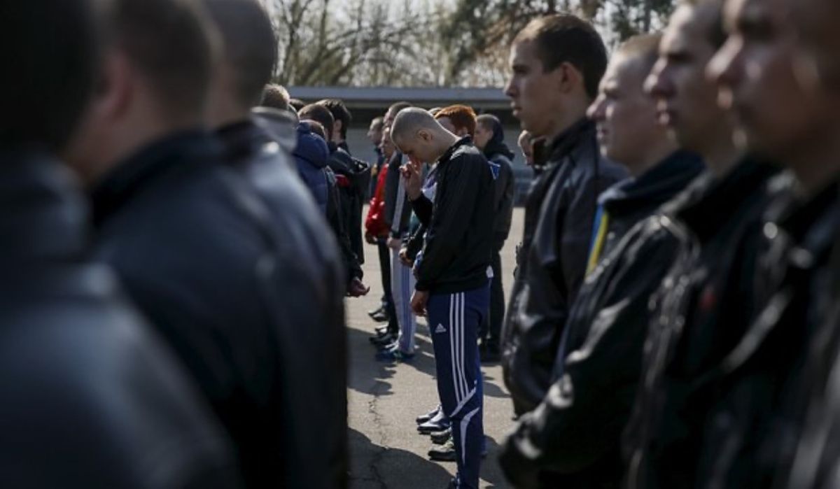 В Одессе полсотни украинцев выстроились в очередь к военкомату