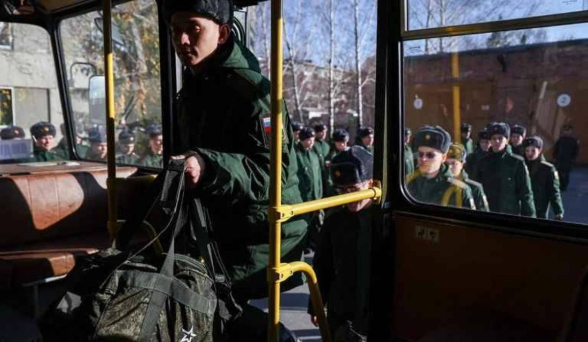 Картаполов разъяснил цель круглогодичного призыва в армию