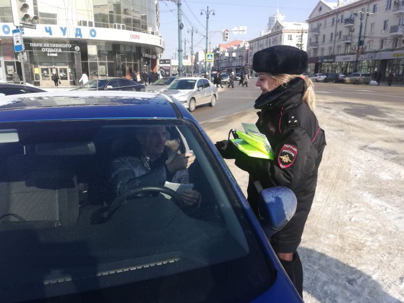 В Воронеже автомобилистов поздравил &quot;женский патруль&quot;