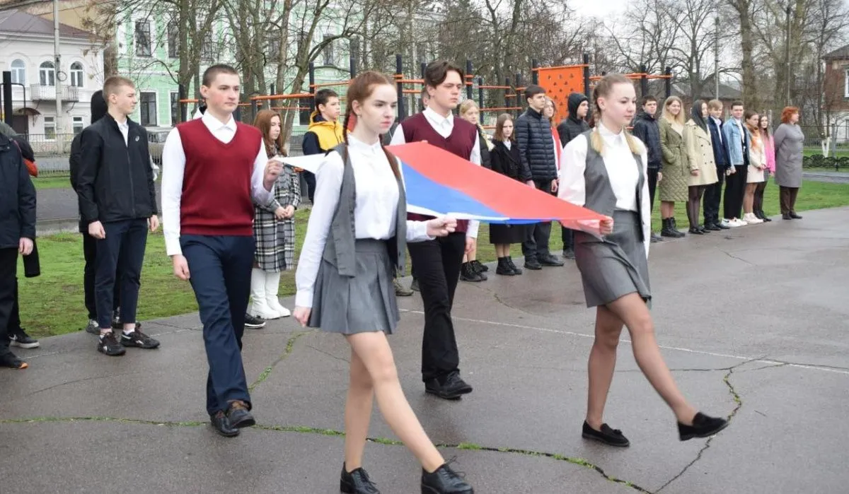 В Воронежских школах учебные дни начинаются с поднятия флага