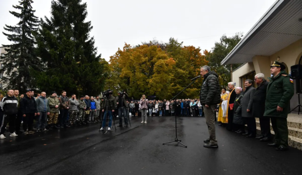 Губернатор Ленинградской области принял участие в отправке мобилизованных 