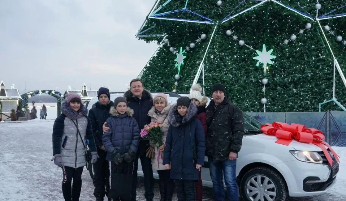 Многодетной семье из Самары губернатор вручил ключи от автомобиля