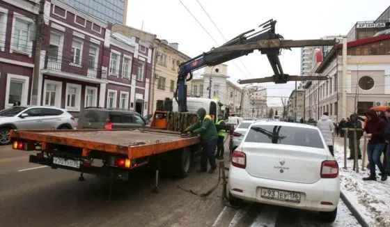 В Воронеже эвакуируют автомобили с закрытыми номерами