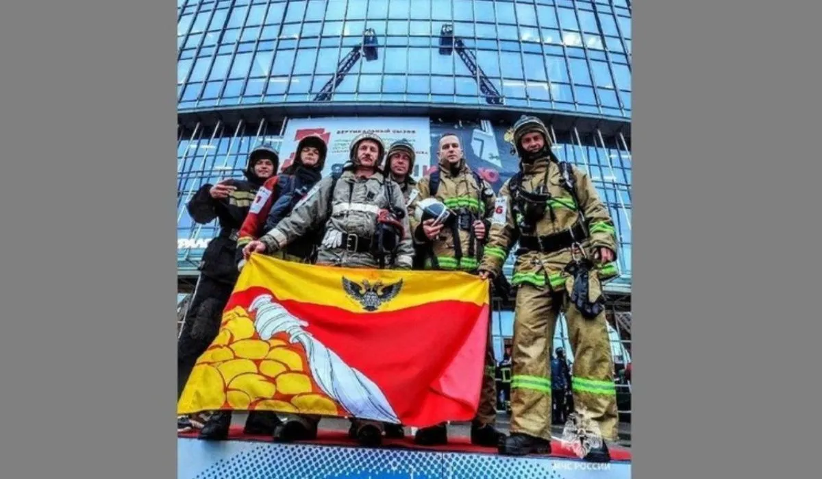 Воронежский пожарный покорил 39-этажную высотку в Санкт-Петербурге за 6 минут