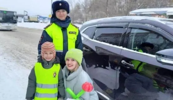 В Новосибирске маленькие инспекторы поздравили автоледи с праздником
